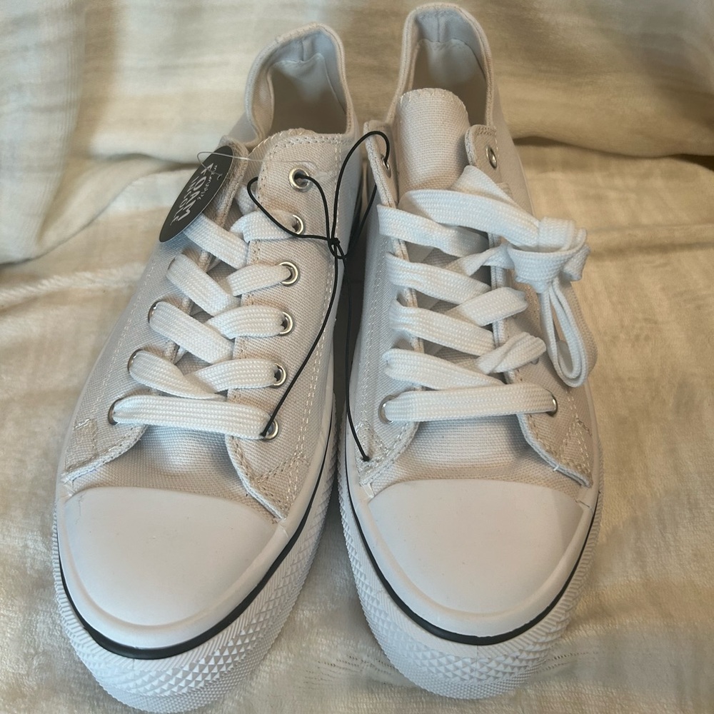 Low Top Platform Canvas Sneaker NWOT 10